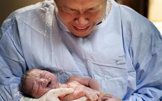 刚出生的科技 新生儿“第一抱”的讲究：“踩生”背后的科学与文化探秘